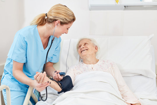 Krankenschwester beim Blutdruck messen
