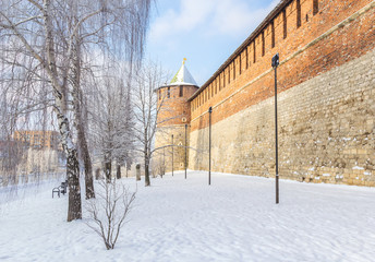 Fototapeta na wymiar Wall and tower of the Nizhny Novgorod Kremlin in winter