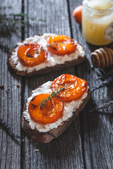 Tartine Abricot, miel, Fromage Ricotta pour le Petit-Déjeuner