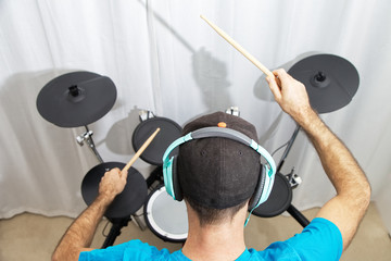 Trommler am E-Drum beim üben und lernen