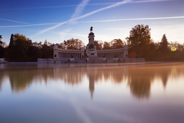 Fototapeta na wymiar Amanecer en estanque Grande del Buen Retiro de Madrid