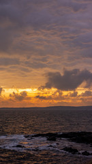 Obraz premium sea sunrise on the black sea against the background of the Bulgarian sea resort of Sozopol and the island of St. Ivan. a sunset with colorful colors and a beautiful sky.