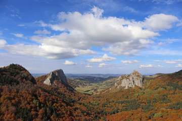 Les roches Tuilière et Sanadoire. Parc régional des volcans d’Auvergne, vallée de Fonsalade. Les Monts Dore