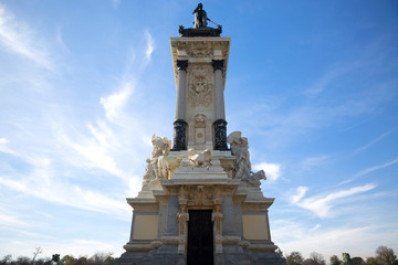 Fototapeta na wymiar Detalle monumento a Alfonso XII Parque del Retiro