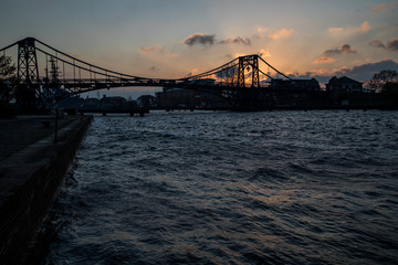 Kaiser-Wilhelm-Brücke in Wilhelmshaven bei Sonnenaufgang Dämmerung