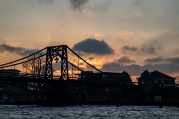 Fototapeta premium Kaiser-Wilhelm-Brücke in Wilhelmshaven bei Sonnenaufgang Dämmerung