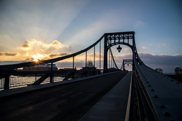 Kaiser-Wilhelm-Brücke in Wilhelmshaven bei Sonnenaufgang Dämmerung
