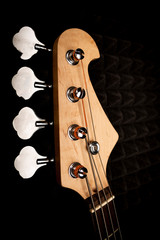 Gitara basowa. Gitarzysta gra na gitarze basowej.