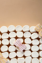 Obraz na płótnie Canvas Tasty marshmallows on color background