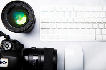 Aparat fotograficzny i komputer narzędzia pracy fotografa
