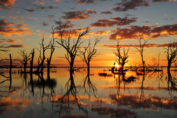Fototapeta premium Refleksje zachodzącego słońca nad jeziorem Menindee w Australii