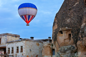 Fototapeta na wymiar Balloon flying over the old town of Cappadocia
