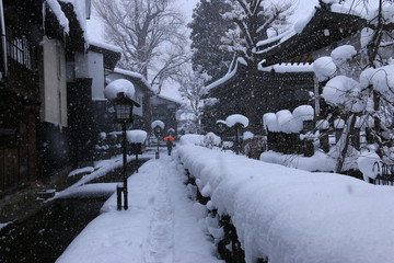 日本の冬　雪に煙る飛騨の街並み
