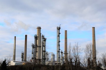 RAFFINERIE - CHEMINEES ET TORCHERE