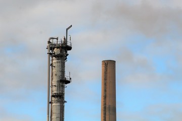 RAFFINERIE - CHEMINEES ET TORCHERE