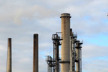 RAFFINERIE - CHEMINEES ET TORCHERE