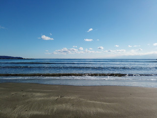 冬の海。砂浜と寒空