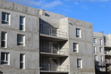 IMMEUBLE EN CONSTRUCTION - MATERIAU BETON - AVEC FENETRES