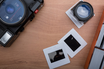 Fototapeta premium appareil photo compact argentique et diapositives