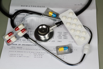 Résultats de prise, plaquettes de médicaments de sang et stéthoscope