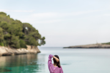 Chica mirando al mar