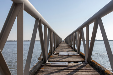 Pasarela sobre el río en los muelles