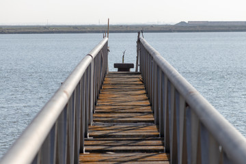 Pasarela sobre el río en los muelles