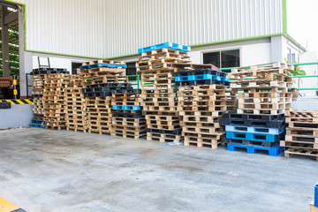 The wooden pallets, pallets ready for use.