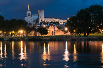 Fototapeta na wymiar Blick auf die Altstadt von Avignon bei Nacht