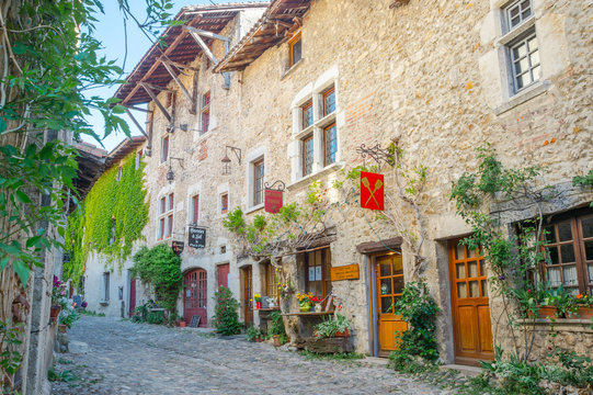 リヨン近郊の町　ペルージュ