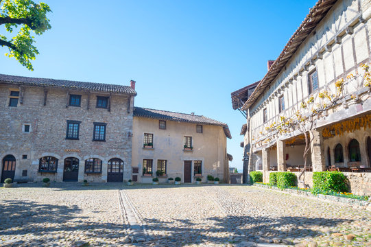 リヨン近郊の町　ペルージュ