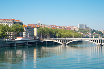 Obraz premium リヨンの街を流れるローヌ川