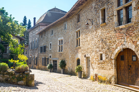 リヨン近郊の町　ペルージュ