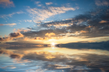 Fototapeta premium Wspaniały jasny zachód słońca nad spokojną powierzchnią morza.