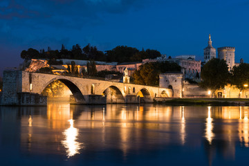 Blick auf die Altstadt von Avignon bei Nacht