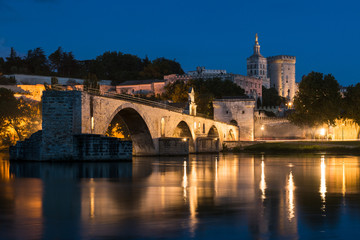 Blick auf die Altstadt von Avignon bei Nacht