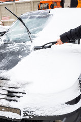 cleaning the car from snow