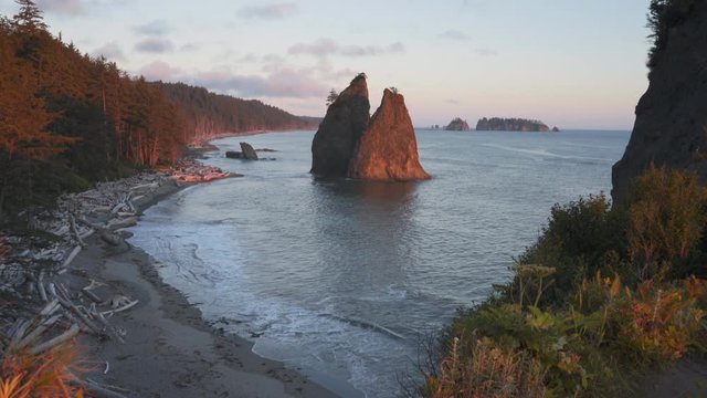 a late sunset shot of split rock at rialto beach in the olympic national park of the us pacific northwest