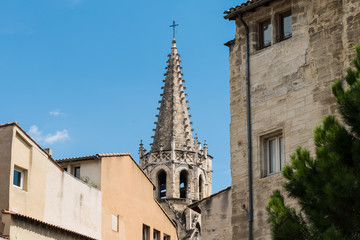 Gotischer Kirchturm der Kirche Saint-Pierre in Avignon