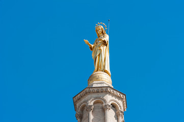 Marienstatue auf der Kathedrale in Avignon