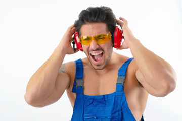 yükses sound screaming man