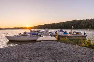 Fototapeta premium Fritidsbåtar förtöjda vid båtbryggor i en vik på Värmdö