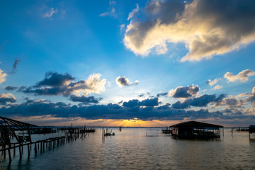Obraz premium Sunset on the sea with beautiful clouds on blue sky at Yo island, Songkhla, Thailand.