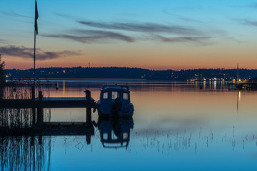 Fototapeta premium View of a boat at a pier with a view in the evening