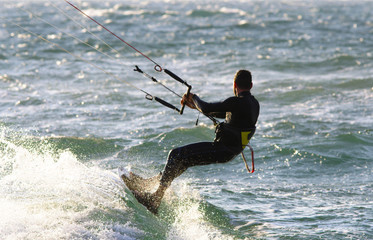 kitesurfer tra le onde
