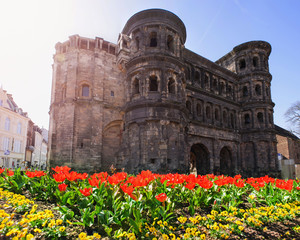Obraz premium porta nigra - trie bei sonne