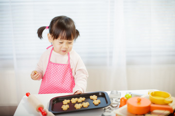 toddler baby girl pretend play food preparing