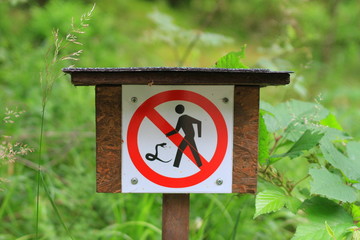 Warnschild in einem Nationalpark im Riesengebirge (Tschechien)