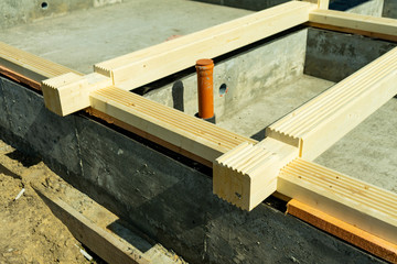 Construction of a wooden house made of profiled laminated veneer lumber. Bookmark corners.