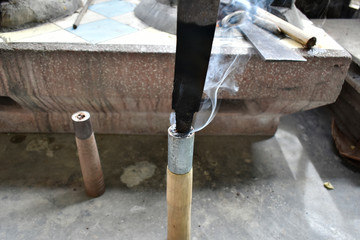Putting a knife handle with shellac and heat of the fire